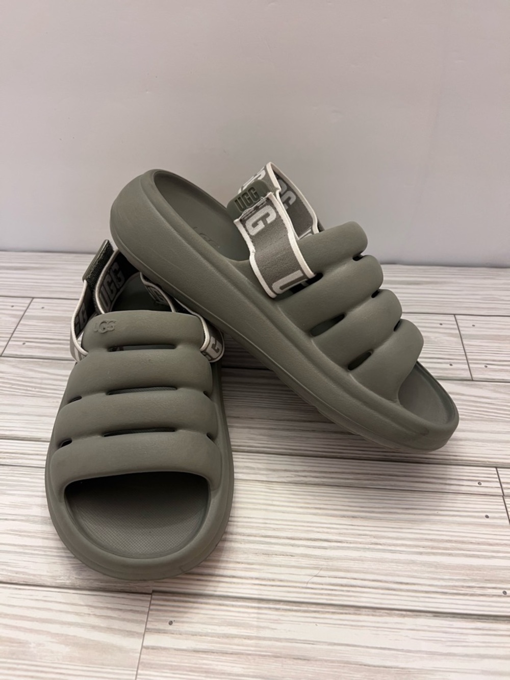 UGG Olive Gray  Padded Slide Sandals with Branded Heel Strap Sz 6 sport Yeah